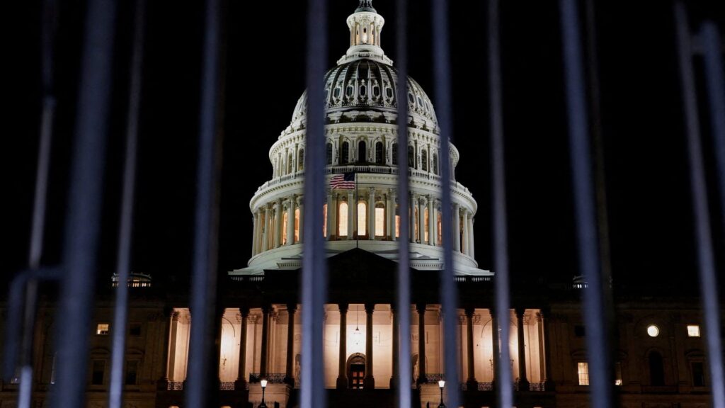 Federal labor unions want government shutdown to end