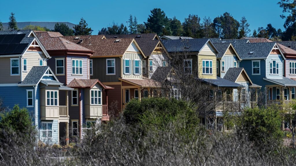 Mortgage demand recedes in week of volatile interest rates