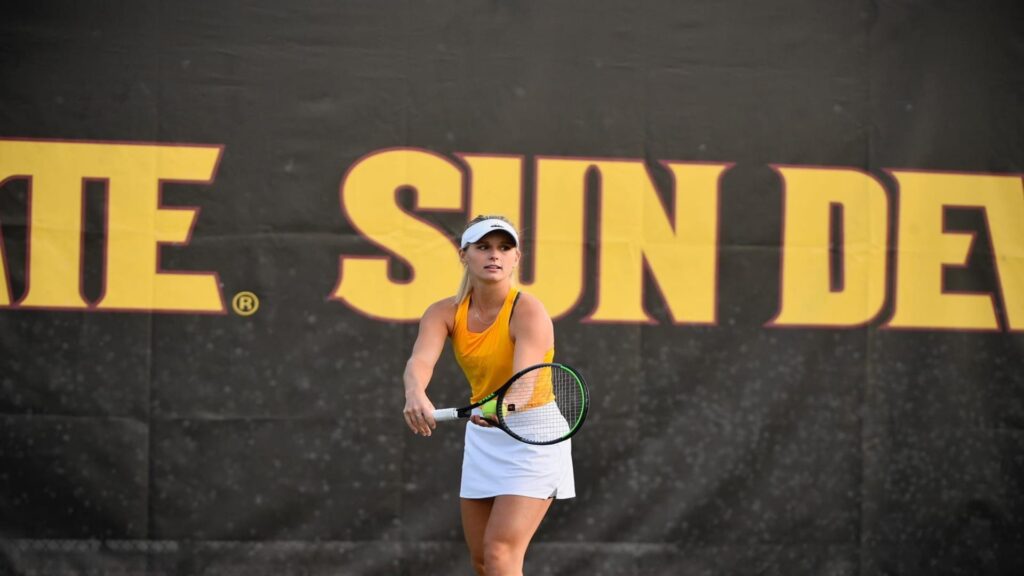 She tore her ACL playing tennis and built a business that earns her $25,000 a month.