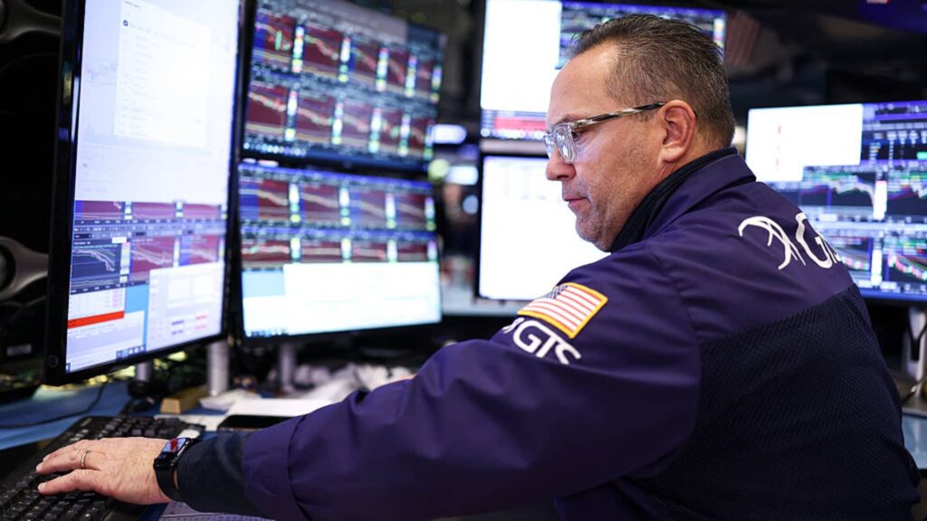 I don’t have high expectations for this tech stock, but I’m excited about this bank.