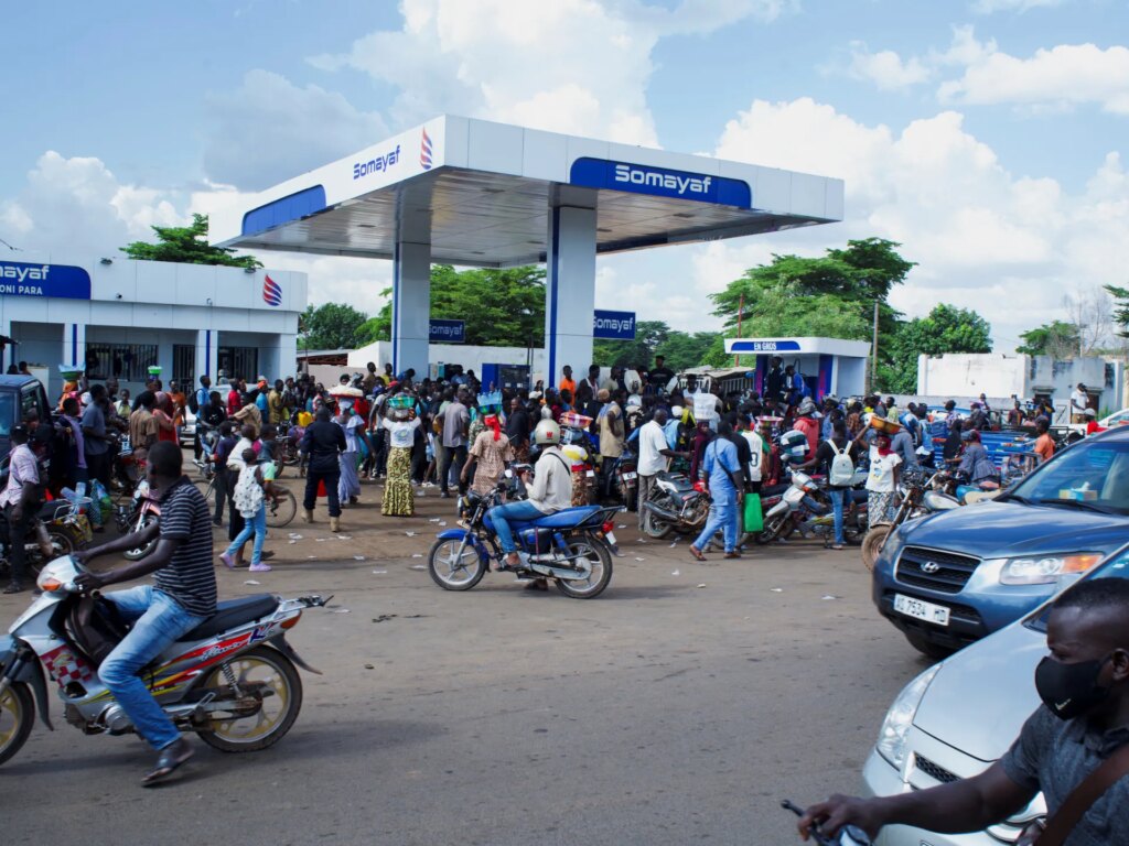 France asks citizens to leave Mali as insurgents tighten blockade | Al Qaeda News