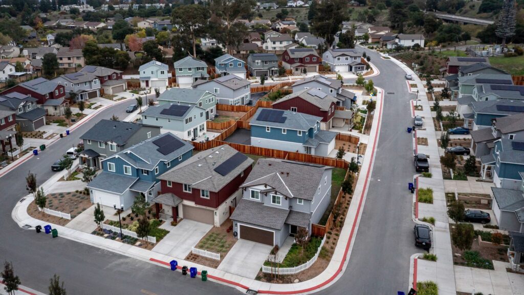 Home sellers are giving up at an ‘unusually high rate’: Real estate agent report