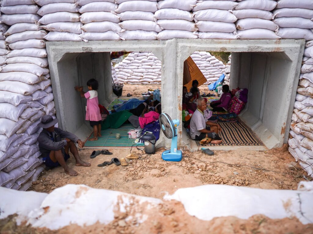 3rd day of Thai-Cambodian border clash with 500,000 people evacuated | Fighting border conflict news