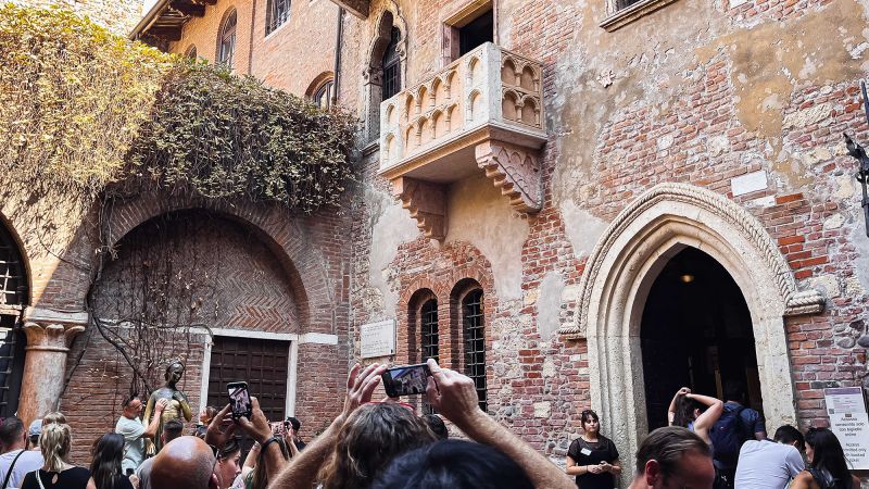 Celebration fare on Juliet’s Balcony as Verona tourist attraction floods with crowds