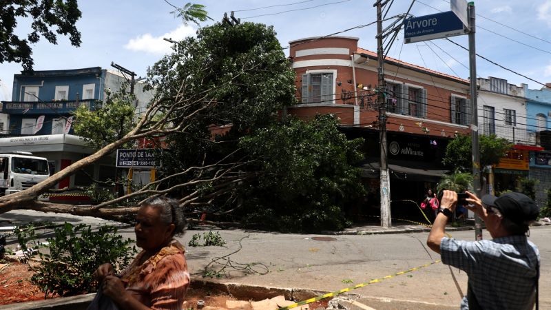 Power outage leaves 1.4 million people without power and hundreds of flights canceled in Brazil