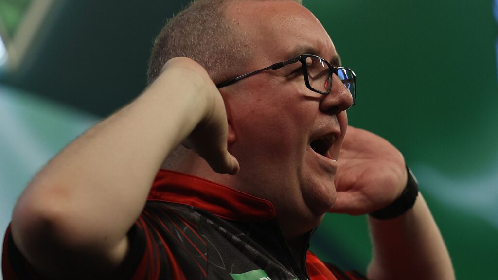 World Darts Championship: Stephen Bunting admits he was ‘dozing off’ and says thanks to the fans he was able to beat Sebastian Bialecki in the first round | Darts News