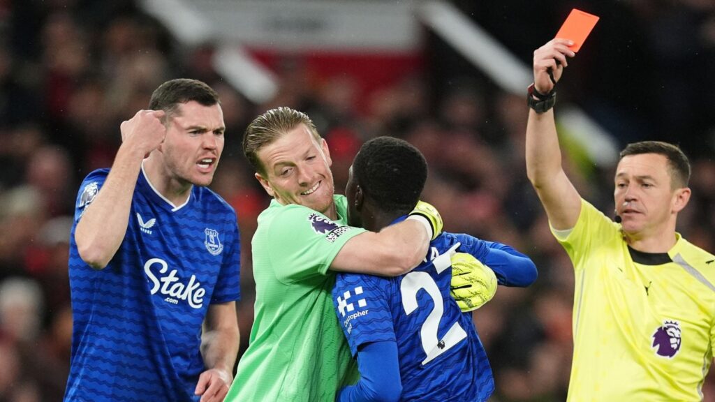 Idrissa Gay red card: Why the Everton midfielder was sent off for slapping teammate Michael Keane – Match official Mic’d Up | Soccer News