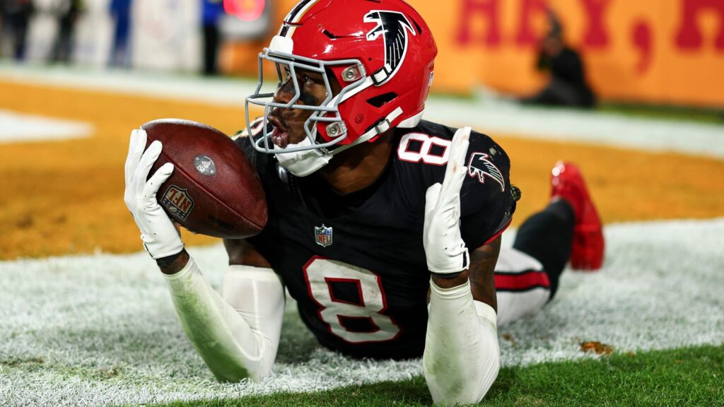 NFL: Kyle Pitts scores 3 touchdowns as Atlanta Falcons beat Tampa Bay Buccaneers in stunning 29-28 come-from-behind victory | NFL NFL News