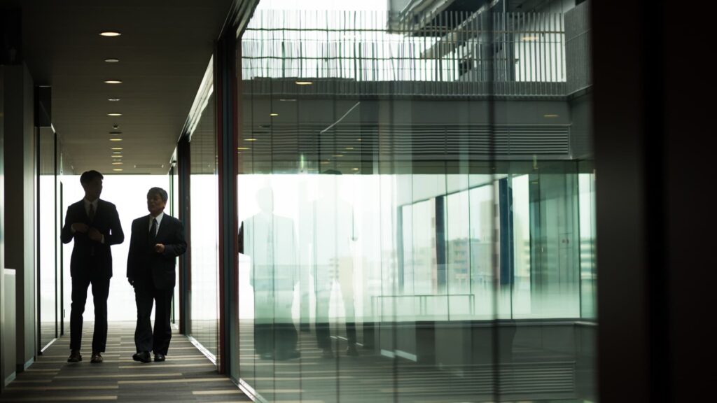 When the ultra-wealthy hire family members, it can be difficult to decide what to pay them.