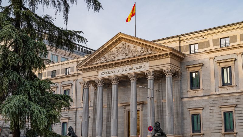 Spain grants legal status to 500,000 illegal immigrants