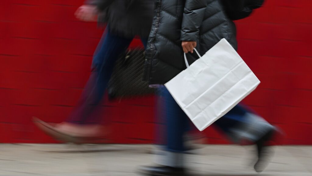 Consumer spending boosts U.S. economy by 4.4% in third quarter, highest level in two years