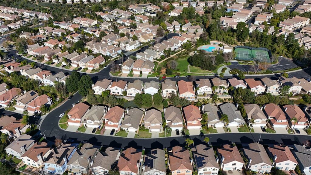 Mortgage interest rates fall to monthly lowest level, increasing demand for refinancing