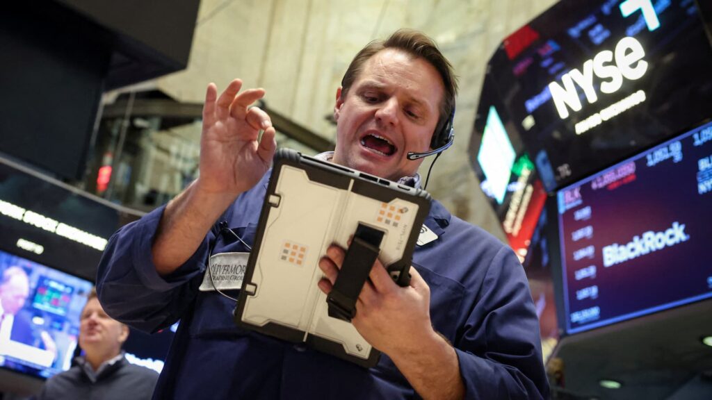 The S&P 500 once again proves unable to cross the 7,000 threshold.