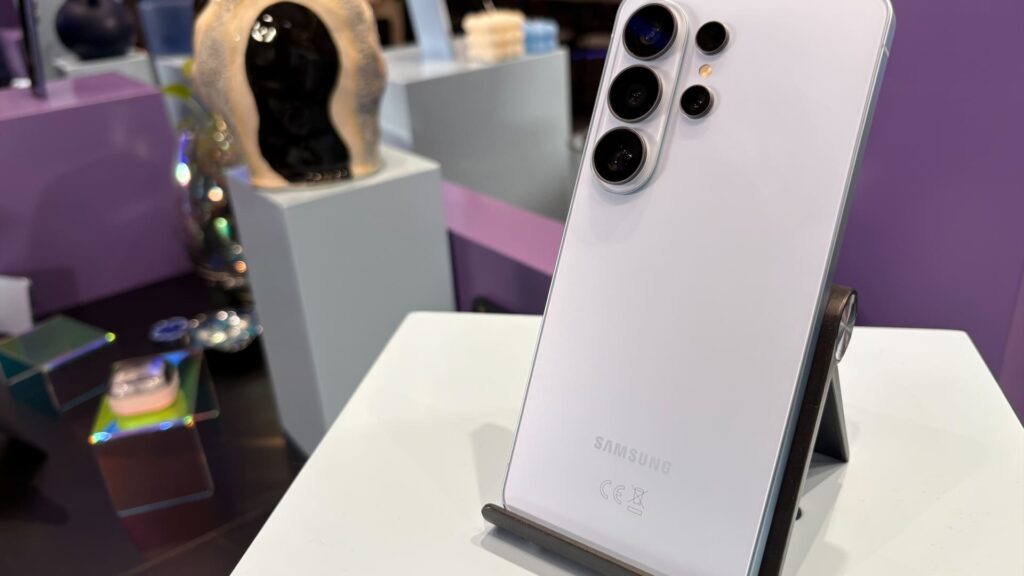 Samsung launches S26 phone to address memory chip shortage sector