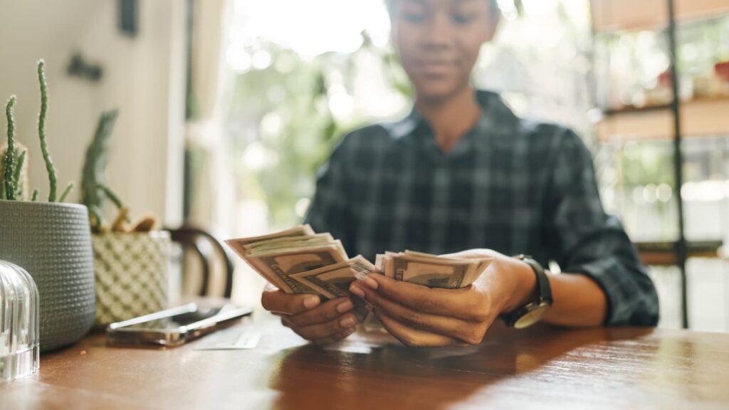 More low- and moderate-income Americans are investing: report