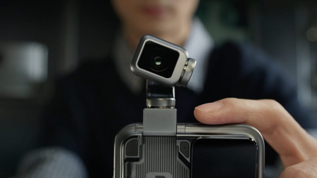 Honor launches mobile phone with robot camera, teases humanoid robot