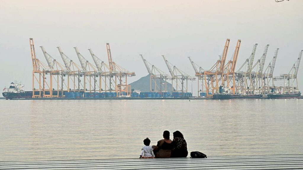 Fujairah in the UAE is attacked, causing a large-scale fire at an important oil trading center