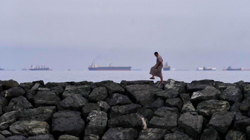 The United States is considering a naval escort in the Strait of Hormuz. Risky and potentially disastrous