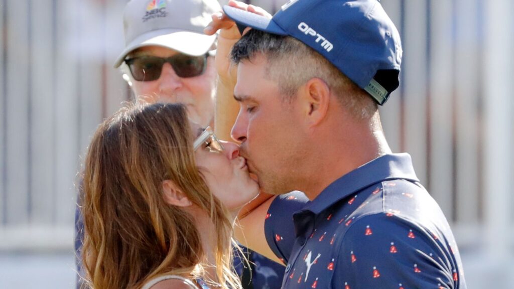 Gary Woodland makes emotional comeback after brain surgery and PTSD, urges those fighting to ‘keep fighting’ | Golf News