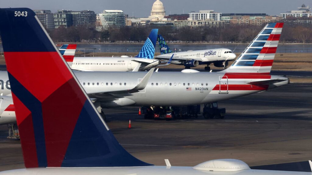 Airlines CEOs ask lawmakers to lower fares when fuel prices fall