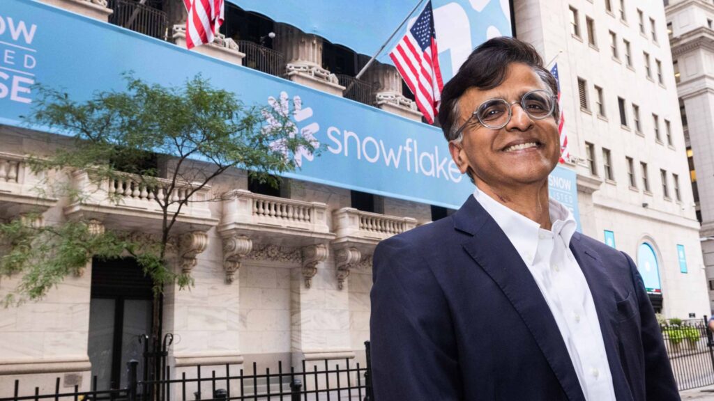 Snowflake soars 34%, outperforms profits, spends $6 billion on Amazon cloud