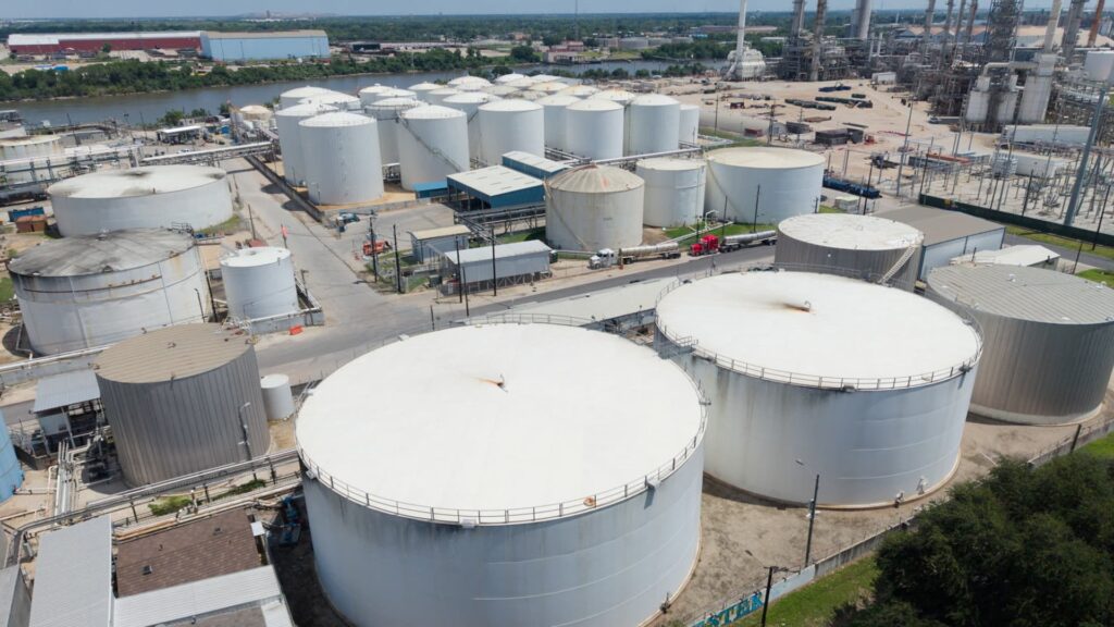Oil prices: traders weigh Iranian diplomacy and US military operations