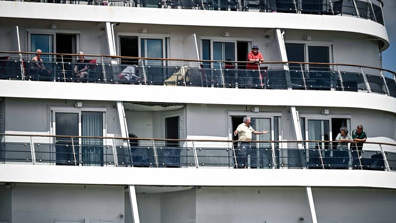 1,700 cruise ship passengers detained with possible acute gastroenteritis