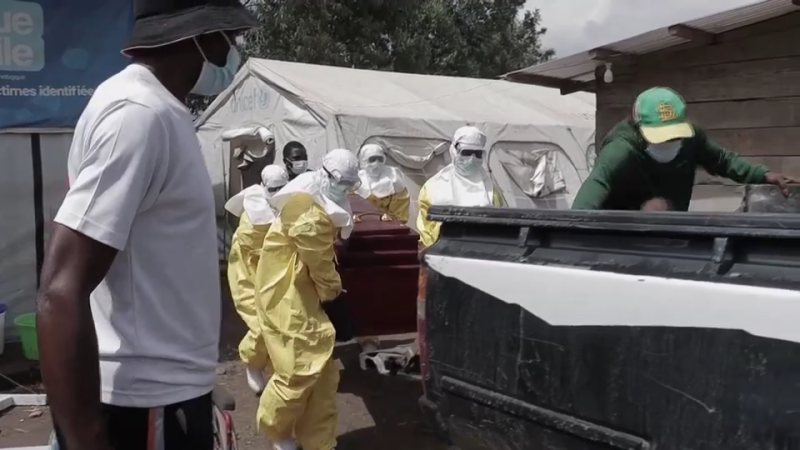 Ebola: Young people invade a Congolese hospital where patients are being treated, demanding the bodies of their relatives