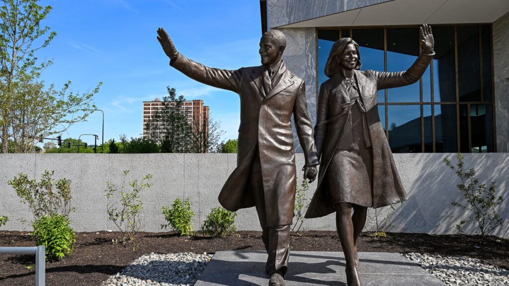 President Barack Obama opens $850 million Chicago Library