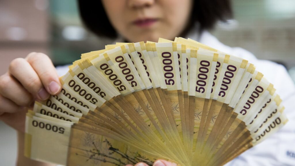 South Korea’s tipped workers’ bonuses cause central bank to warn about inflation