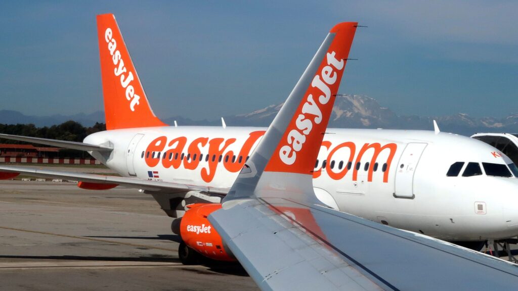 EasyJet considers rival $7.7 billion takeover offer from Apollo