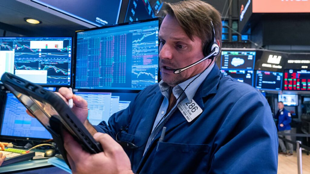 Traders focus on key ‘risk pivot’ level as S&P 500 sells off