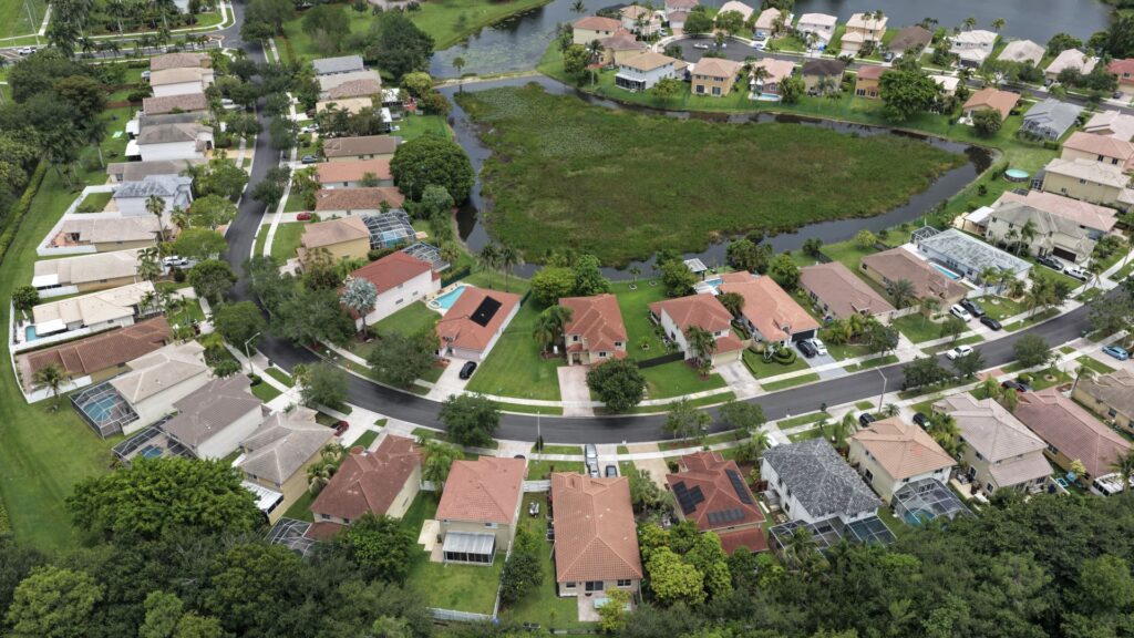 Weekly mortgage demand falls as interest rates remain in a narrow range