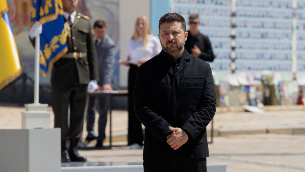 Ukraine: Zelensky sacks defense minister due to change of government