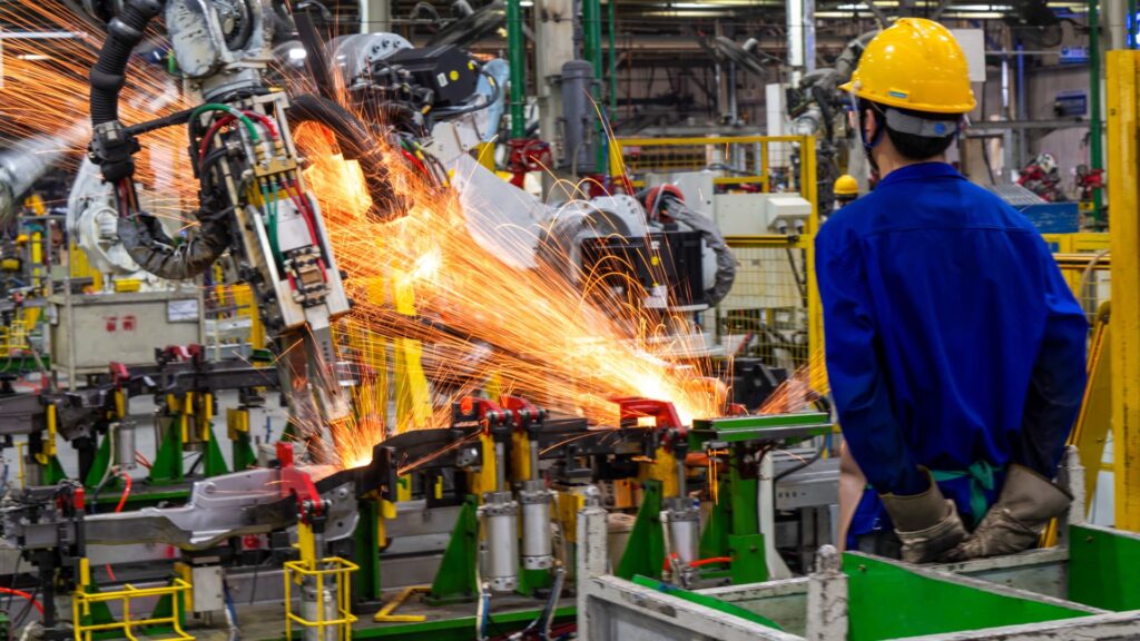 China’s industrial profit growth slows again in June due to low oil prices