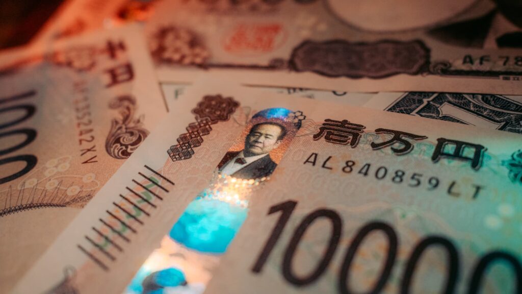 Japan-US yen intervention, Bank of Japan: carry trade