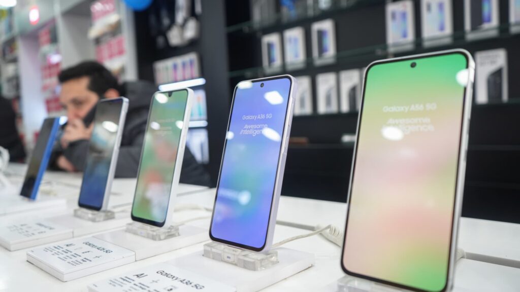 Inside India Newsletter: Chip squeeze hits Chinese smartphones as Apple and Samsung dominate