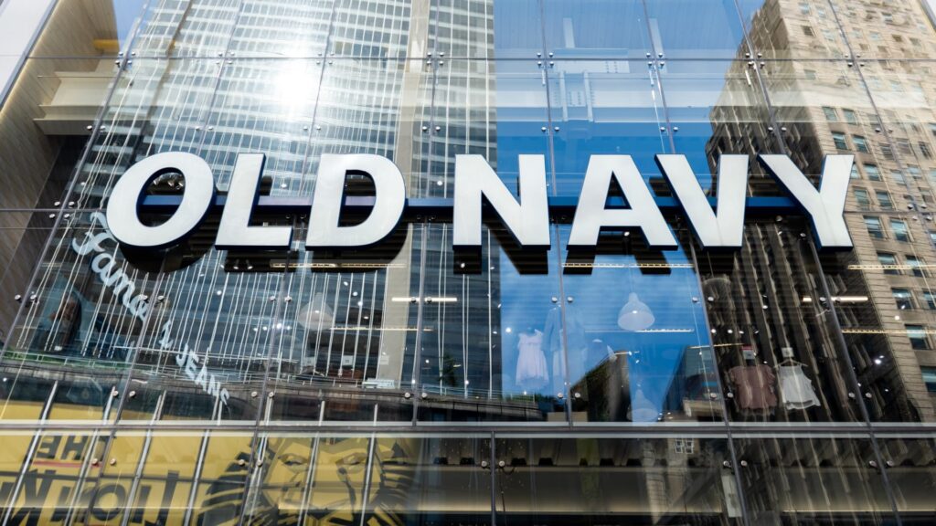 Stocks whose prices fluctuate significantly after hours: GAP, WDAY, ADSK, etc.