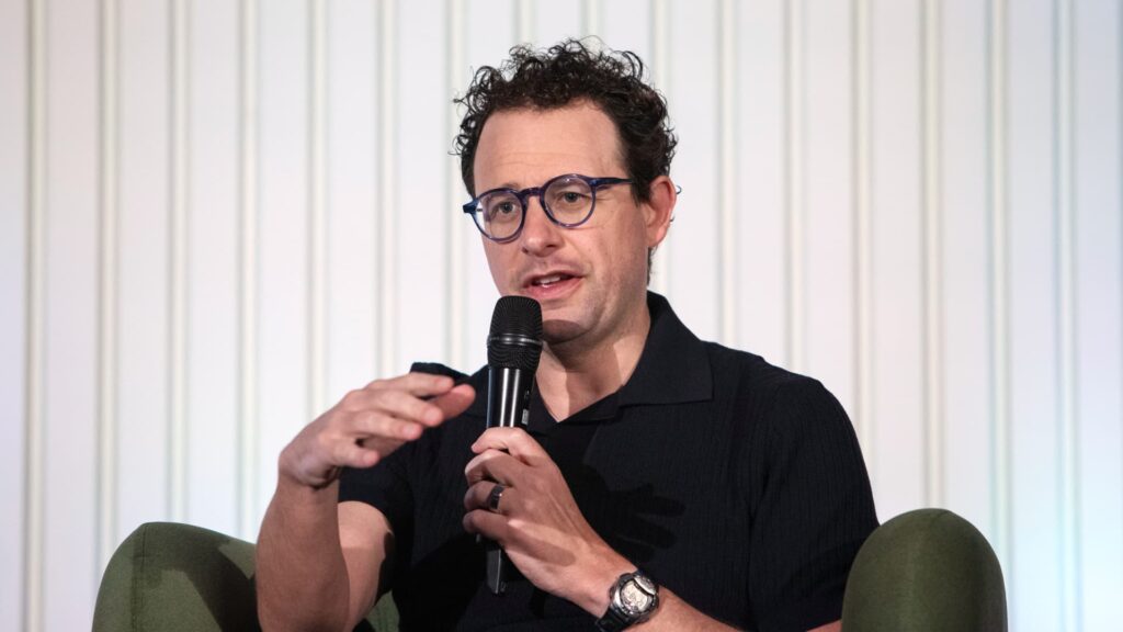 AI stocks fall due to Anthropic, OpenAI CEO urges slowdown