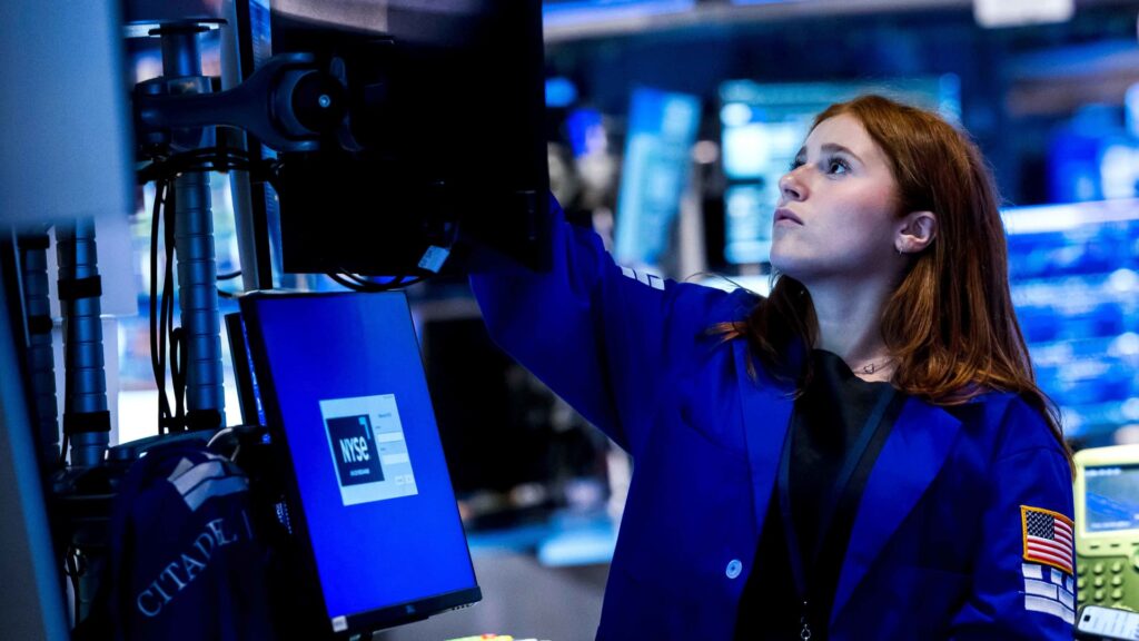 Top 3 stocks that have resisted recent market pullbacks — plus a look at the bottom 3 stocks