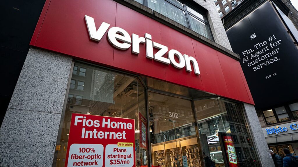 Verizon sells AT&T, T-Mobile and SpaceX’s U.S. network plans