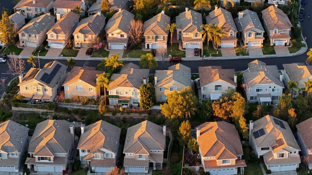 More borrowers choose riskier mortgages as rising interest rates crush affordability