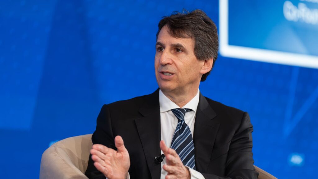 Apollo approaches agreement to acquire 10% stake in Mubadala Capital