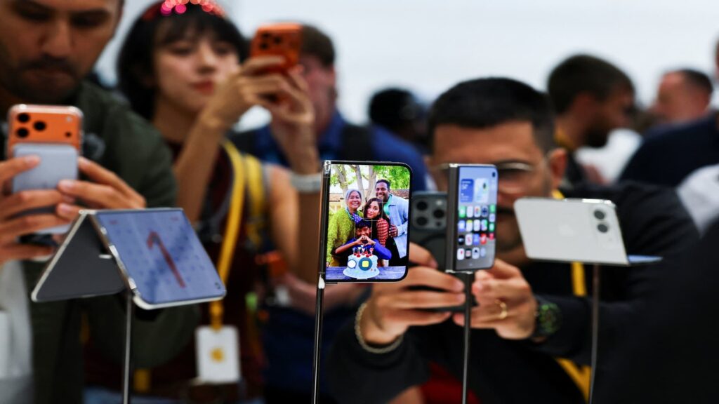 Stocks with the biggest price movements at midday: AAPL, META, BMBL, FRMI, GS