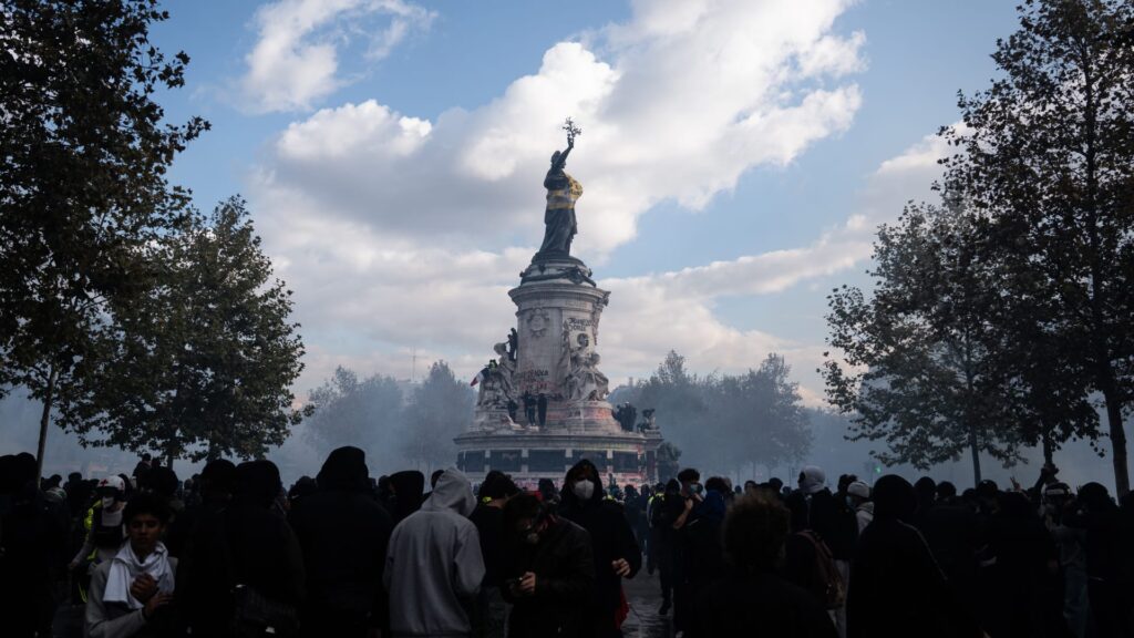 Bond yields rise due to French protests, euro falls