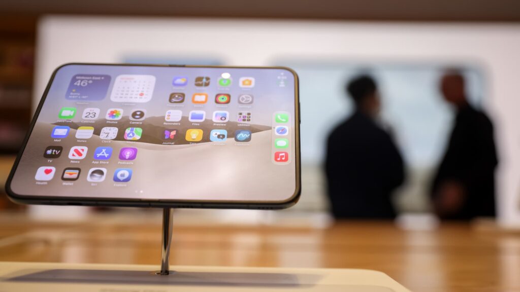 Apple responds to user reports of broken iPhone Duo screens
