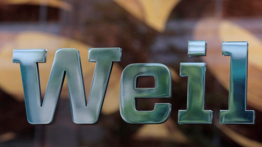 Weill, Gotshall & Manges, a longtime Wall Street law firm, plans to close its operations.