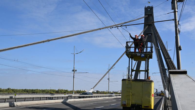 Russia attacks another major bridge in Kiev as attacks on Ukrainian capital intensify